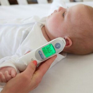 Bu kulak termometresi, çocuğun vücut sıcaklığının yorumlanmasında tahmine dayalı çalışmayı ortadan kaldıran, yaşına göre ayarlanabilen ateş kılavuzuna sahiptir.