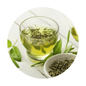 Yeşil çay, kadınlarda meme kanseri riskini azaltan bileşikler ve çeşitli antioksidanlar içerir. Dünya Klinik Onkoloji Dergisi'nde 2014 yılında yayınlanan bir araştırmaya göre, yeşil çay içen kadınlar meme kanserini önleyebilir. Yeşil çay iltihabı azaltabilir ve çeşitli kanser türlerine neden olan serbest radikalleri yok edebilir.
