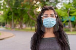 Yüz siperlikleri, maske takarken nefes almakta zorlanan kişiler arasında popülerdir. Ancak yüz kalkanının tek başına sizi salgın hastalıklara karşı korumada çok az işe yaradığını bilmek önemlidir. 