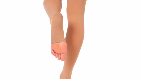 Bacaklarda ağrı ve şişlik sorunu yaratabilen varisler, önlemi alınmadığı takdirde ciddi bir sağlık problemi haline gelebiliyor. Özellikle kadınlarda sık topuklu ayakkabı kullanımı ve uzun süreli ayakta durma sonucu ortaya çıkabilen varislerden ameliyatsız tedavi yöntemleri ile ağrı ve acı hissetmeden kurtulabilmek mümkün