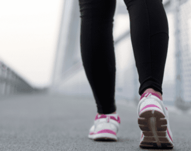 Varisli Damarlar İçin En Kötü Egzersizler Yürüyüş, varisli damarların tedavisinde etkili bir rol oynayabilir. Düzenli olarak yapılan yürüyüşler, bacak kaslarının çalışmasını teşvik eder ve kanın bacaklardan kalbe doğru daha etkili bir şekilde taşınmasını sağlar. Bu, bacaklarda biriken kanın dolaşımını iyileştirir ve varislerin oluşma riskini azaltır. Ayrıca yürüyüş, kilo kontrolüne yardımcı olur ve obezite gibi varis oluşumunu tetikleyen faktörlerle mücadele eder. Bu nedenle varis sorunu yaşayan kişiler için düzenli yürüyüş, tedavi sürecinin önemli bir parçası olabilir.