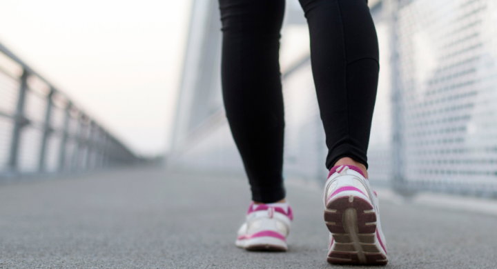 Varisli Damarlar İçin En Kötü Egzersizler Yürüyüş, varisli damarların tedavisinde etkili bir rol oynayabilir. Düzenli olarak yapılan yürüyüşler, bacak kaslarının çalışmasını teşvik eder ve kanın bacaklardan kalbe doğru daha etkili bir şekilde taşınmasını sağlar. Bu, bacaklarda biriken kanın dolaşımını iyileştirir ve varislerin oluşma riskini azaltır. Ayrıca yürüyüş, kilo kontrolüne yardımcı olur ve obezite gibi varis oluşumunu tetikleyen faktörlerle mücadele eder. Bu nedenle varis sorunu yaşayan kişiler için düzenli yürüyüş, tedavi sürecinin önemli bir parçası olabilir.