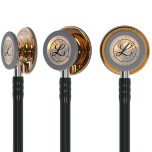 Hem yetişkin hem de pediyatrik kullanımlarda ayarlanabilir diyaframlara sahip iki taraflı dinleme çanı. Patentli 3M™ Littmann® kulağa tam uyumlu kulaklık ile konfor ve mükemmel akustik performans. Tek parça ayarlanabilir diyaframın uygulanması ve temizlenmesi daha kolaydır, çünkü yüzeyi pürüzsüzdür Yeni nesil tüp, cilt yağları ve alkol direnci arttığı için daha uzun ömür sağlar, leke tutma olasılığı daha düşüktür. Küçük ayarlanabilir diyafram, pediatrik, küçük ve zayıf hastalar için; sargı bandajları etrafında ve karotid değerlendirme esnasında kullanışlı hale gelir. 3M™ Littmann® Classic III™ Stetoskopu, genel fiziksel değerlendirme yaparken mükemmel performans için yüksek akustik hassasiyet sunar. Yeni tasarımımızın temizlenmesi ve bakımı daha kolaydır.