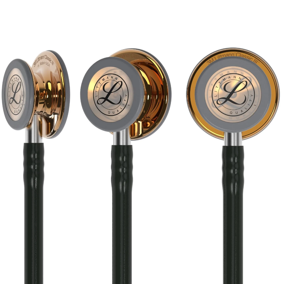 Hem yetişkin hem de pediyatrik kullanımlarda ayarlanabilir diyaframlara sahip iki taraflı dinleme çanı. Patentli 3M™ Littmann® kulağa tam uyumlu kulaklık ile konfor ve mükemmel akustik performans. Tek parça ayarlanabilir diyaframın uygulanması ve temizlenmesi daha kolaydır, çünkü yüzeyi pürüzsüzdür Yeni nesil tüp, cilt yağları ve alkol direnci arttığı için daha uzun ömür sağlar, leke tutma olasılığı daha düşüktür. Küçük ayarlanabilir diyafram, pediatrik, küçük ve zayıf hastalar için; sargı bandajları etrafında ve karotid değerlendirme esnasında kullanışlı hale gelir. 3M™ Littmann® Classic III™ Stetoskopu, genel fiziksel değerlendirme yaparken mükemmel performans için yüksek akustik hassasiyet sunar. Yeni tasarımımızın temizlenmesi ve bakımı daha kolaydır.